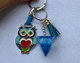 Blauer Pyramiden-Schlüsselanhänger aus Harz mit Quaste | Handgefertigter geometrischer Schlüsselanhänger | Einzigartiges Geschenk für Sie | Epoxid-Kunst-Accessoire | Ästhetischer Ozean-Anhänger