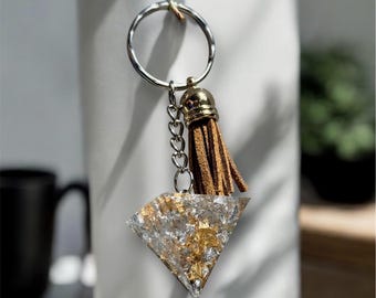 Geometrischer Schlüsselanhänger aus Kunstharz mit Blattgold – Quastenfarbe nach Wahl – Beschläge in Gold oder Silber – Handgefertigter, ästhetischer Schlüsselanhänger