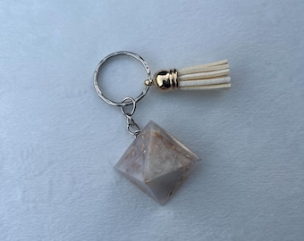 Schlüsselanhänger aus Harzkristall mit Goldfolie | Handgefertigter Schlüsselanhänger | Elegante Geschenkidee | Einzigartiges einfarbiges Design