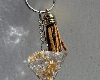 Pyramiden-Schlüsselanhänger aus Harz mit Blattgold und Blattsilber | Handgefertigtes, einzigartiges Geschenk für Sie oder Ihn | Elegantes Harz-Accessoire