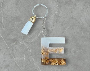 Personalisierter Schlüsselanhänger aus Kunstharz mit Initialen und Blattgold – Individueller Buchstaben-Schlüsselanhänger mit Quaste – Handgefertigtes Geschenk für Sie