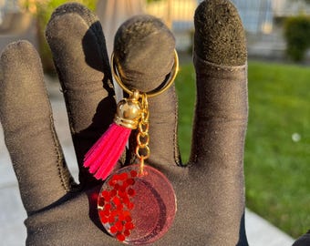 Runder Schlüsselanhänger aus rotem Kunstharz mit glitzerndem Herz | Handgefertigter Schlüsselanhänger | Elegantes und praktisches Geschenk
