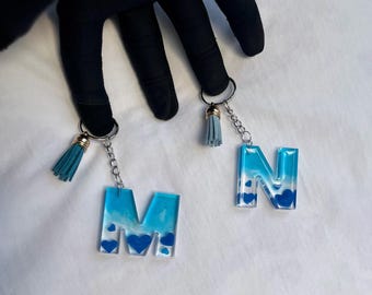 Blauer Buchstaben-Schlüsselanhänger aus Harz mit Herzen | Handgefertigter Schlüsselanhänger mit Initialen | Personalisiertes Geschenk | Charm für Paare oder Freundschaft