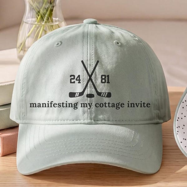 Casquette « Manifesting My Cottage Invite » | Inspirée par une rivalité intense | Casquette « Gay Hockey Romance »