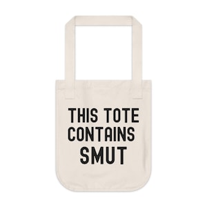 Pode incluir: Saco tote creme com o texto preto "THIS TOTE CONTAINS SMUT". O saco tem duas al&ccedil;as e &eacute; feito de um material semelhante a lona. O texto est&aacute; centrado na frente do saco.