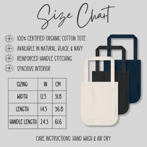 Pode incluir: Tr&ecirc;s sacolas de algod&atilde;o org&acirc;nico nas cores natural, preto e azul marinho. A imagem inclui uma tabela de tamanhos com dimens&otilde;es: largura 31,8 cm, comprimento 36,8 cm e comprimento da al&ccedil;a 61,6 cm. Costuras refor&ccedil;adas e interior espa&ccedil;oso.