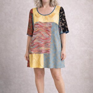 Può includere: Una tazza di ceramica bianca con manico nero e la scritta "But First, Coffee" in stile scritto a mano. La tazza è su una superficie bianca. La tazza è alta circa 10 cm.