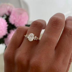 Anillo vintage, anillo de moissanita de corte ovalado de 2,0 quilates, anillo de compromiso de oro amarillo de 14 quilates, anillo de racimo, anillo de promesa, anillo de novia, regalo de aniversario.