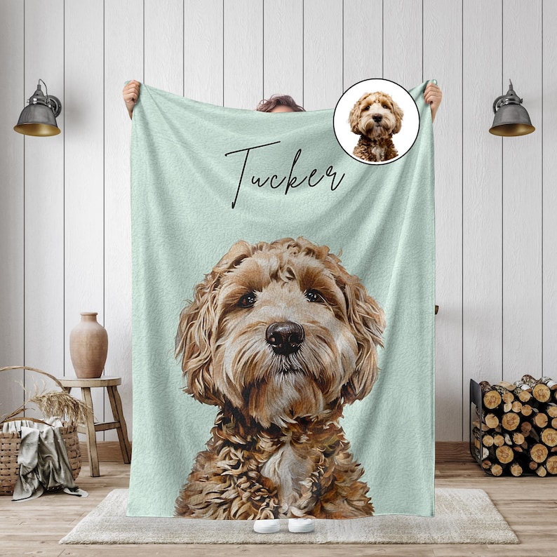 K&ouml;nnte beinhalten: Eine hellgr&uuml;ne Decke mit einem detaillierten Portr&auml;t eines Hundes mit braunem und cremefarbenem Fell. Der Name des Hundes, "Tucker", ist in Schreibschrift oben geschrieben. Ein kleineres Bild des Hundes befindet sich in der oberen rechten Ecke.