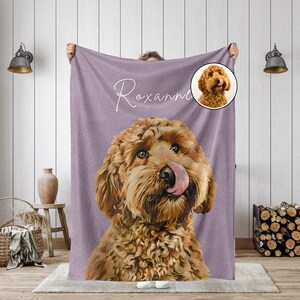 K&ouml;nnte beinhalten: Eine lavendelfarbene Decke mit einer detaillierten Illustration eines Golden Doodle, der sich die Nase leckt. Das Bild des Hundes ist zentriert, mit dem Namen "Roxanne" in Schreibschrift dar&uuml;ber. Ein kleineres kreisf&ouml;rmiges Bild des Hundes befindet sich in der oberen rechten Ecke.