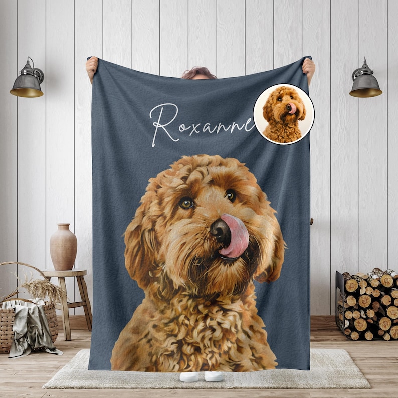 K&ouml;nnte beinhalten: Eine marineblaue Decke mit einem gro&szlig;en, detaillierten Bild eines Golden Doodle Hundes, der sich die Nase leckt. Der Name des Hundes, "Roxanne", ist in Schreibschrift &uuml;ber dem Hund geschrieben. Ein kleineres, kreisf&ouml;rmiges Bild des Hundes befindet sich in der oberen rechten Ecke.