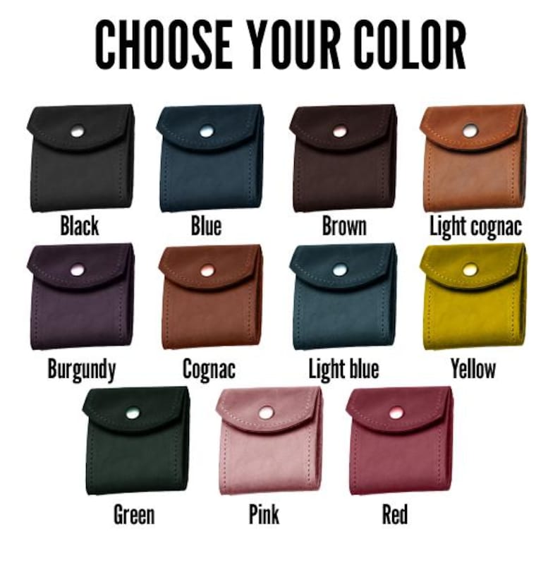 K&ouml;nnte beinhalten: Eine Auswahl an kleinen, quadratischen Geldb&ouml;rsen in verschiedenen Farben, darunter Schwarz, Blau, Braun und helles Cognac. Die Geldb&ouml;rsen haben einen Klappenverschluss mit einem Knopf. Der Text "CHOOSE YOUR COLOR" ist oben.