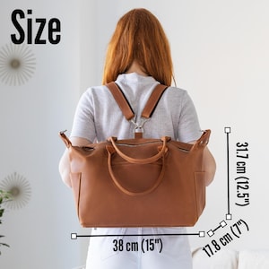 Puede incluir: Bolso de lona de cuero marr&oacute;n con cierre de cremallera superior, bolsillos laterales y correas ajustables para los hombros. El bolso mide 38 cm de largo, 31,7 cm de alto y 17,8 cm de ancho.