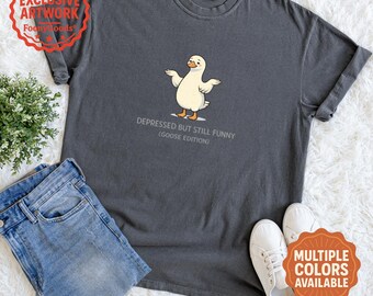 Camiseta de ganso deprimido pero divertido / Camiseta divertida con humor sobre salud mental / Camiseta de ganso tonto / Camiseta unisex con colores cómodos