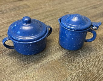 2-delige set blauw-wit gespikkeld emaille suikerpot en melkkannetje met deksels