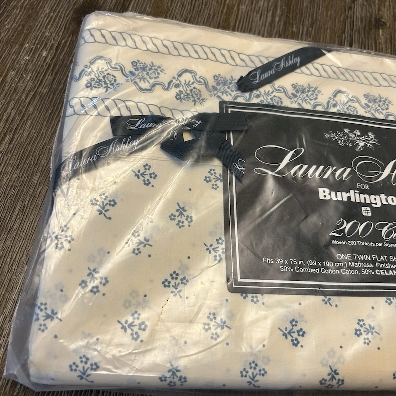 Sábana plana individual de lino de lujo Laura Ashley Burlington de 200 hilos, azul con estampado floral. imagen 2