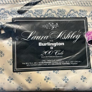 Sábana plana individual de lino de lujo Laura Ashley Burlington de 200 hilos, azul con estampado floral. imagen 3