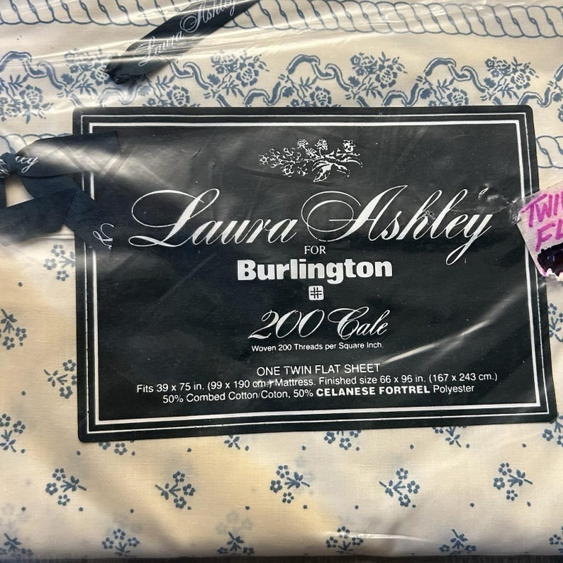 Sábana plana individual de lino de lujo Laura Ashley Burlington de 200 hilos, azul con estampado floral. imagen 3