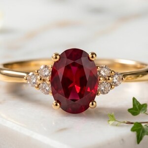 Ring mit simuliertem Rubin, ovaler roter Edelstein, vergoldetes Sterlingsilber, Geburtsstein-Geschenk für Juli