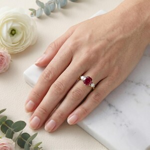 Anello con tre pietre di rubino simulato, anello di fidanzamento con pietra portafortuna di luglio, in argento sterling placcato oro. immagine 5