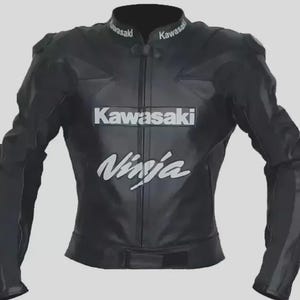 Könnte beinhalten: Schwarze Motorradjacke mit den Kawasaki- und Ninja-Logos in Weiß. Die Jacke hat einen Stehkragen, einen Reißverschluss und gepolsterte Schultern. Die Jacke ist aus einem glatten Material, möglicherweise Leder.