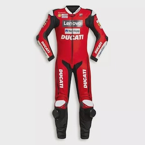 Op de afbeelding: Rood en zwart Ducati racepak met witte accenten. Het pak heeft de logo's van Lenovo, NetApp en Ducati. Het heeft zwarte knie- en elleboogbeschermers. Het pak is ontworpen voor motorraces.