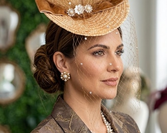 Tocado clásico vintage con velo tipo jaula para invitadas a la fiesta de té de la boda de Royal Ascot.