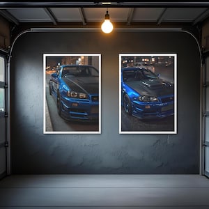 Puede incluir: Dos impresiones enmarcadas de un coche deportivo azul con capó negro, estacionado en una calle de la ciudad por la noche. El coche está iluminado por farolas, mostrando su diseño elegante y detalles.