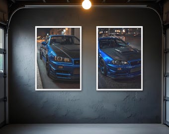 Op de afbeelding: Twee ingelijste prints van een blauwe sportwagen met een zwarte motorkap, geparkeerd op een stadsstraat 's nachts. De auto wordt verlicht door straatverlichting, die het strakke ontwerp en de details benadrukt.