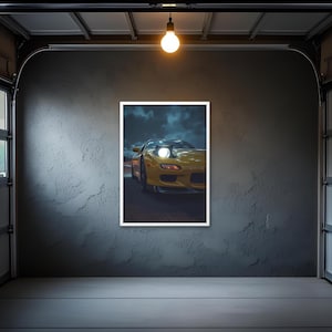 Könnte beinhalten: Ein gerahmter Druck eines gelben Sportwagens mit eingeschalteten Scheinwerfern, der nachts auf einer Straße fährt. Das Auto ist der Mittelpunkt, vor einem dunklen, stürmischen Himmel. Der Druck wird an einer strukturierten grauen Wand in einer Garage gezeigt.