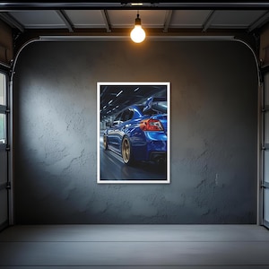 Puede incluir: Impresión enmarcada de un coche deportivo azul con llantas doradas, visto desde atrás. El coche está en movimiento, con un alerón y luces traseras rojas. El fondo es un túnel oscuro con luces brillantes.