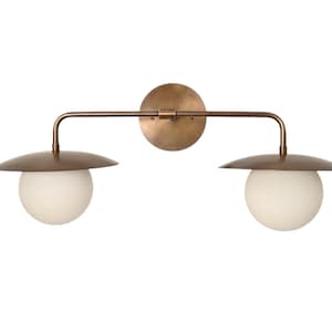 Può includere: Applique da parete color bronzo con due luci a globo bianche. L'apparecchio ha una piastra posteriore circolare, una barra orizzontale e due bracci curvi che sostengono le luci. Le luci sono coperte da paralumi a forma di piattino color bronzo.