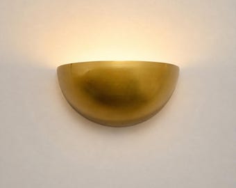 Aplique de pared de latón macizo con forma de cúpula y pantalla semicircular, lámpara retro de estilo moderno de mediados de siglo y elemento decorativo minimalista.