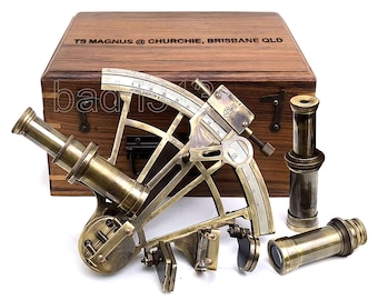 8 "Personalisierter antiker Messing-nautischer Sextant Henry Brow London mit zusätzlichen Teleskopen und Holzkiste