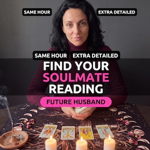 以下が含まれることがあります： FIND YOUR SOULMATE READING FUTURE HUSBAND、SAME HOUR、EXTRA DETAILEDというテキストが記載されたタロット占いサービスの広告。画像には、月の模様が描かれた布の上に、4枚のタロットカード、3本の灯ったキャンドル、お香が写っています。