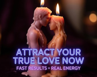 Op de afbeelding: Twee roze kaarsen in de vorm van een man en een vrouw die elkaar omarmen, met vlammen aan de bovenkant. De tekst "ATTRACT YOUR TRUE LOVE NOW" wordt in blauw neon weergegeven. De woorden "FAST RESULTS • REAL ENERGY" zijn ook zichtbaar.