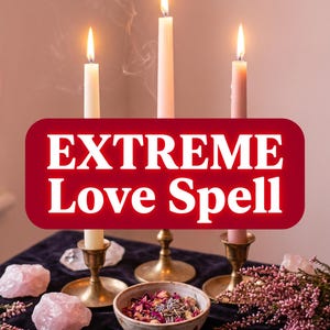 Könnte beinhalten: Drei brennende Stabkerzen in Messinghaltern stehen hinter einer Schale mit getrockneten Blütenblättern. Eine rote rechteckige Grafik enthält den weißen Text EXTREME Love Spell. Rosenquarzkristalle und Zweige aus rosa Heidekraut umgeben die Schale.