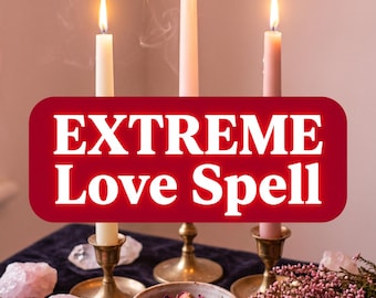 Peut inclure: Trois bougies effilées allumées dans des bougeoirs en laiton se trouvent derrière un bol de pétales de fleurs séchées. Un encart graphique rouge rectangulaire porte le texte blanc EXTREME Love Spell. Des cristaux de quartz rose et des brins de bruyère rose entourent le bol.