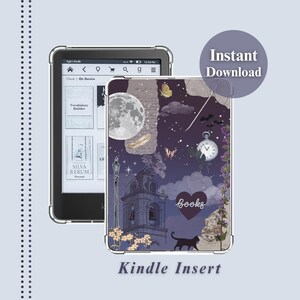 Può includere: Un e-reader Kindle con un inserto decorativo raffigurante una scena notturna con luna piena, orologio e un gatto nero. L'inserto ha le parole "Books" e "Kindle Insert". Un cerchio viola dice "Instant Download".