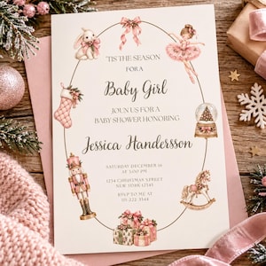Könnte beinhalten: Eine weiße Babyparty-Einladungskarte mit einem goldenen ovalen Rahmen, verziert mit rosa Illustrationen eines Hasen, einer Ballerina, eines Strumpfes, einer Schneekugel, eines Nussknackers, eines Schaukelpferdes und Geschenken mit dem Text.