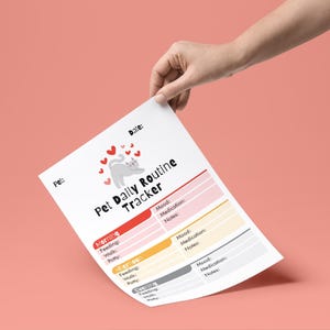 Puede incluir: Una hoja blanca de Pet Daily Routine Tracker con una ilustración de gato gris y corazones rojos. La hoja tiene secciones para la mañana, la tarde y la noche, con espacios para alimentación, paseo, orinal, estado de ánimo, medicación y notas. La hoja es sostenida por una mano.