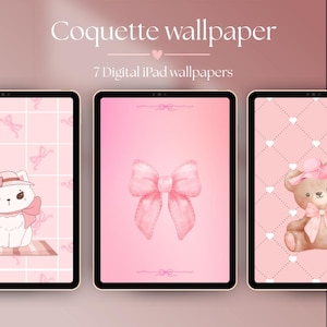 以下が含まれることがあります： ピンクをテーマにした3つのデジタルiPad壁紙。壁紙には、猫、リボン、テディベアが描かれています。「Coquette wallpaper」と「7 Digital iPad wallpapers」の文字が画像上部に表示されています。
