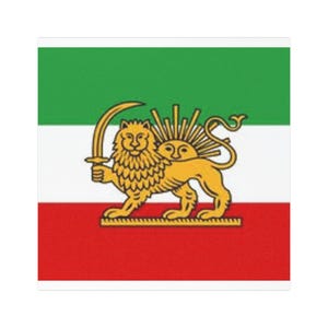 Puede incluir: La bandera iraní presenta un diseño tricolor con bandas horizontales verdes, blancas y rojas. El centro de la bandera muestra el emblema de Irán, un león dorado sosteniendo una espada, con un sol detrás.