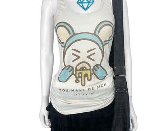 Puede incluir: Camiseta sin mangas blanca con un dibujo de oso de dibujos animados y el texto "YOU MAKE ME SICK OF MICE & MEN". El conjunto incluye una falda negra, un bolso de hombro de mezclilla y un collar con colgante de diamante azul.
