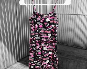 Mono estilo emo de los años 2000 y 2010, vestido de coche deportivo, talla S