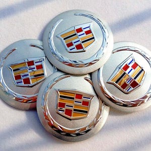 Juego de 4 pegatinas plateadas para el centro de la rueda de 65 mm para Cadillac. Compatible con Cadillac. Elegante pegatina para coche.