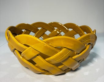 Ciotola in ceramica intrecciata Primo'Gi, realizzata a mano in Italia, colore giallo senape, con motivo a griglia, ideale come cesto per frutta.