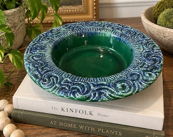 Ciotola in ceramica Haeger 3068, smalto a goccia verde e blu, stile moderno di metà secolo, ceramica testurizzata, prodotta negli Stati Uniti.