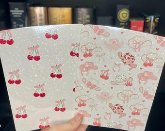 Inserto para Kindle Coquette: Accesorio laminado brillante con diseño de vaquera y cereza rosa
