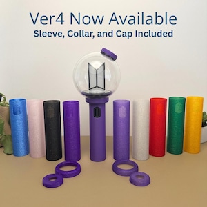 Puede incluir: Un bastón de luz morado con una parte superior de globo transparente, logotipo negro y accesorios a juego. La imagen incluye varias fundas, cuellos y tapas de colores. El texto de la imagen dice "Ver4 Now Available, Sleeve, Collar, and Cap Included."